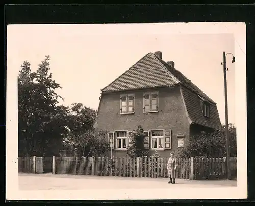 Foto-AK Merseburg, Haus der Familie Strohschein, Basedowstrasse 16