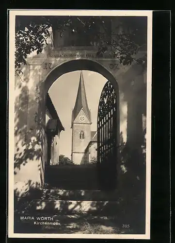 AK Maria Wörth, Blick durch ein Tor zur Kirche