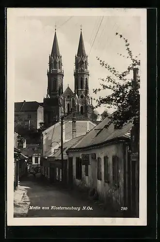 AK Klosterneuburg, Strassenpartie mit Geschäften und Kirche