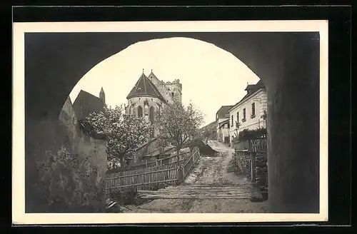 AK St. Michael in der Wachau, Strassenpartie mit Kirche durch Tor