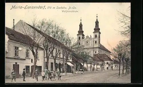 AK Maria-Lanzendorf, Strassenpartie mit Gasthof und Wallfahrtskirche
