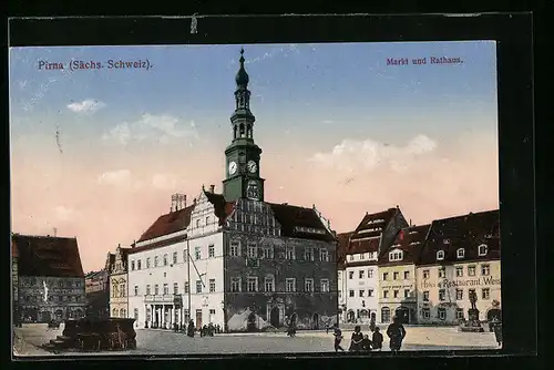AK Pirna, Markt mit Passanten und Rathaus