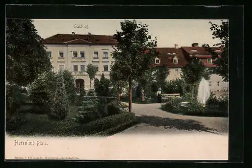 AK Herrnhut i. Sa., Platz, Gasthof mit Parkanlage und Springbrunnen