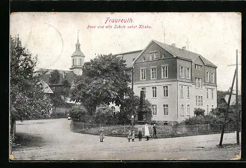 AK Fraureuth, Neue und alte Schule mit Kirche von der Strasse aus gesehen