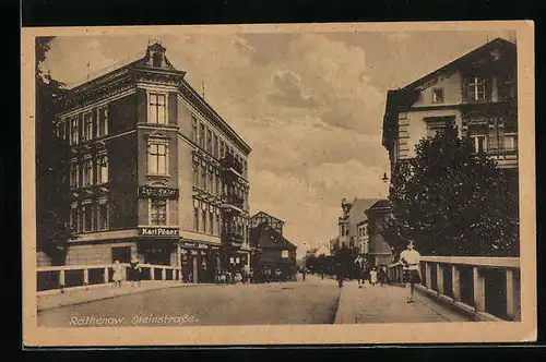 AK Rathenow, Partie in der Steinstrasse mit Brücke und Passanten