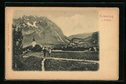 AK Irdung, Ortsansicht mit zwei Wanderern und den Bergen