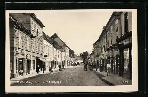 AK Radkersburg, Partie in der Langgasse, mit Geschäften und Passanten