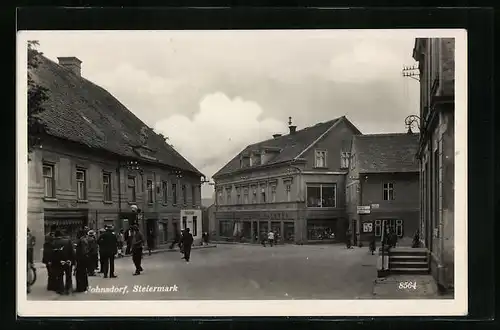 AK Johnsdorf, Strassenpartie mit Passanten und Geschäften