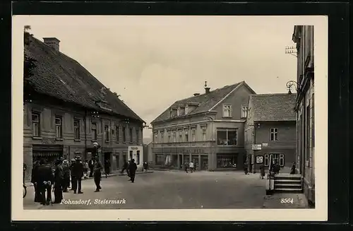 AK Fohnsdorf, Strassenpartie mit Passanten und Blick auf Gasthaus