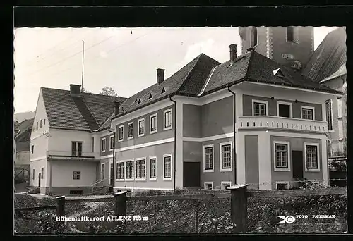 AK Aflenz, Grosses Gebäude vor dem Kirchturm