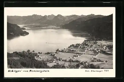 AK St. Gilgen, Blick auf das Wasser mit Berglandschaft vom Flugzeug aus