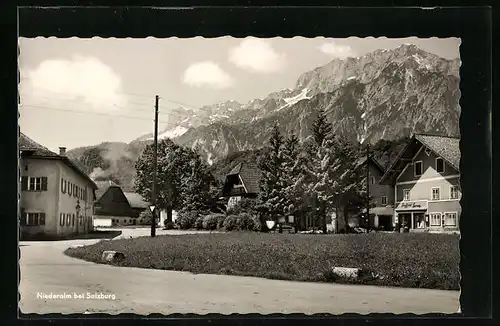 AK Anif-Niederalm bei Salzburg, Häuser mit Bergen im Hintergrund