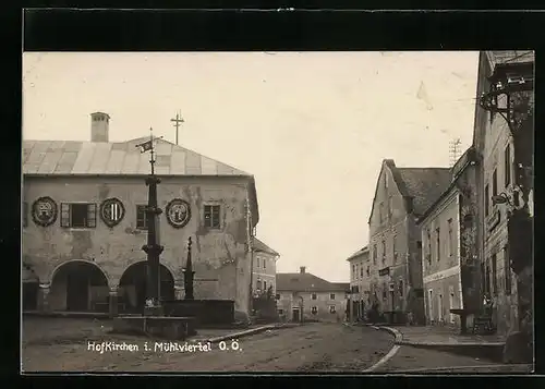 AK Hofkirchen i. Mühlviertel, Ortspartie mit Brunnen