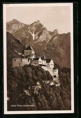 AK Vaduz, Schloss Vaduz vor Berggipfeln