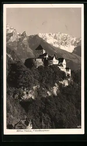 AK Vaduz, Schloss Vaduz mit Blick auf Bergkette