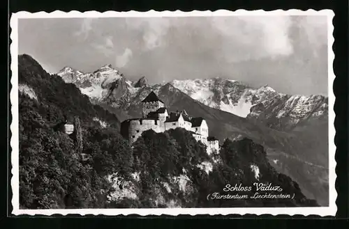 AK Vaduz, Schloss Vaduz mit Blick auf Gebirgskette