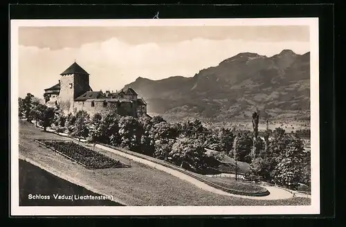 AK Vaduz, Schloss Vaduz mit Serpentinen-Strasse