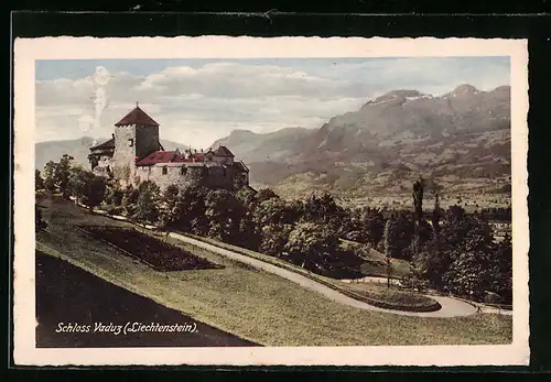 AK Vaduz, Schloss Vaduz mit Strasse und Blick ins Tal