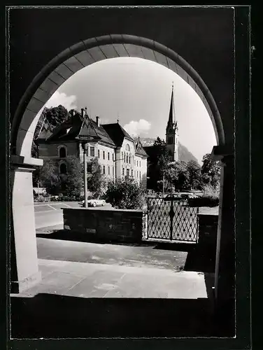 AK Vaduz, Blick auf Regierungsgebäude und Kirche durch einen Tordurchgang