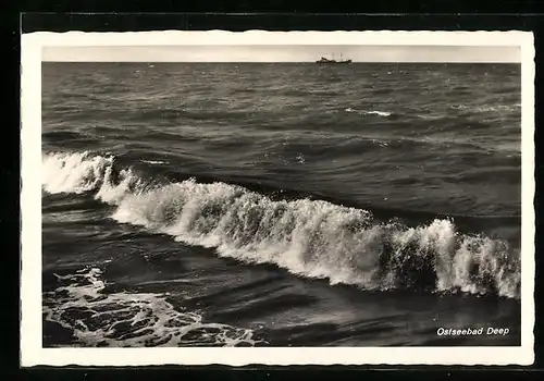 AK Deep, Wellen mit Schiff im Hintergrund
