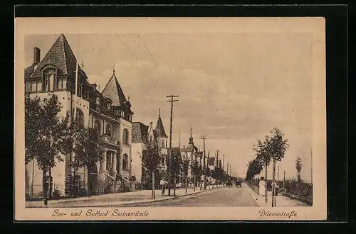 AK Swinemünde, Dünenstrasse mit Passanten