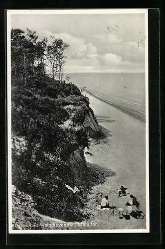 AK Walddievenow /Ostsee, Steilufer mit Strand und Kleingruppe von oben gesehen