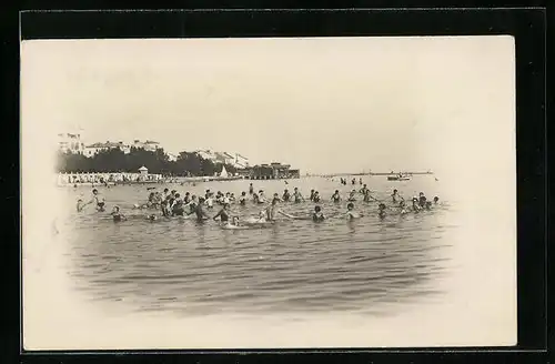 AK Crikvenica, Badegäste im Meer