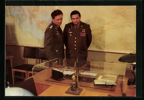 AK Kosmonauten Waleri Bykowski und Sigmund Jähn beim Besuch des Juri Gagarin-Museums