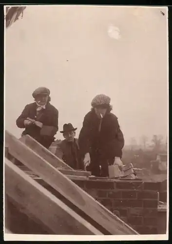 Fotografie Frauen - Maurerinnen bei der Arbeit an einem Dachstuhl