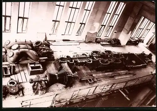 Fotografie Kraftwerk Maschinensaal, Aggregate werden vor Revidierung zerlegt
