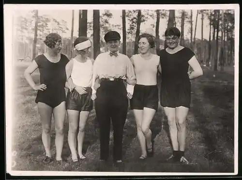 Fotografie Schnappschuss, junge Dame in der Mitte trägt Herrenkleidung, Mann rechts in knapper Damenbekleidung