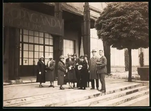 Fotografie Ausstellung Propaganda 1926, Damen & Herren am Eingang zum Ausstellungs-Pavillon