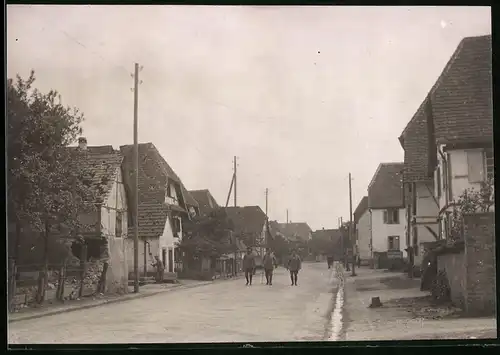 Fotografie unbekannter Fotograf, Ansicht Schweighausen / Elsass-Lothringen, Strassenansicht mit Sioldaten & Wohnhäusern