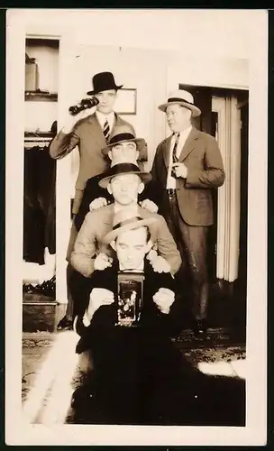 Fotografie Männer mit Fotoapparat & Fernglas haben sich vor einem Spiegel aufgereiht