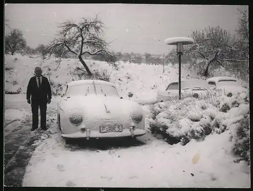 Fotografie Auto Porsche 356, Sportwagen im Winter eingeschneit, Kfz-Kennzeichen Frankfurt