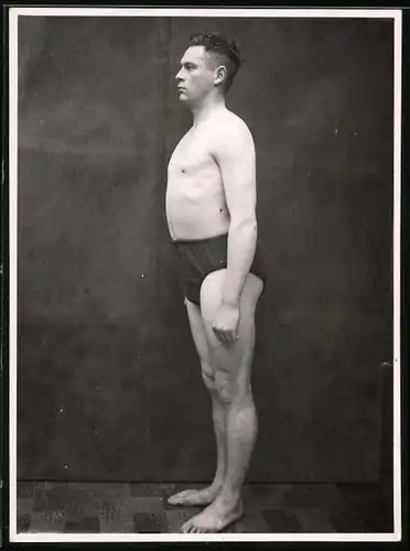 Fotografie Mann in Unterhose während der Musterung abgelichtet