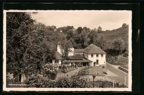 AK Kronenburg /Eifel, Weisses Anwesen mit überdachtem Innenhof und Strasse aus der Vogelschau