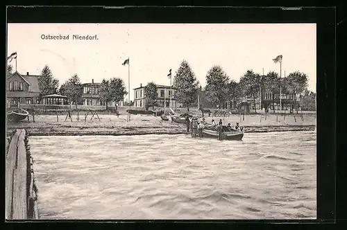 AK Niendorf, Partie am Wasser mit Ruderbooten