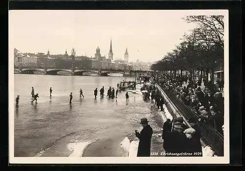 AK Zürich, Zürichseegefrörne im Jahr 1929, Partie mit Schaulustigen und Blick auf Brücke