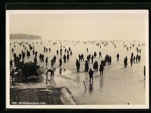 AK Zürich, Zürichseegefrörne im Jahr 1929, Menschen auf dem ufernahen Eis