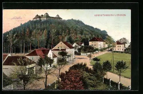 AK Augustusburg i. Erzgeb., Dorfpartie mit Schloss im Hintergrund