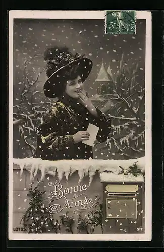 Künstler-AK Junge Dame mit Brief am Briefkasten im Schnee, Neujahrsgruss