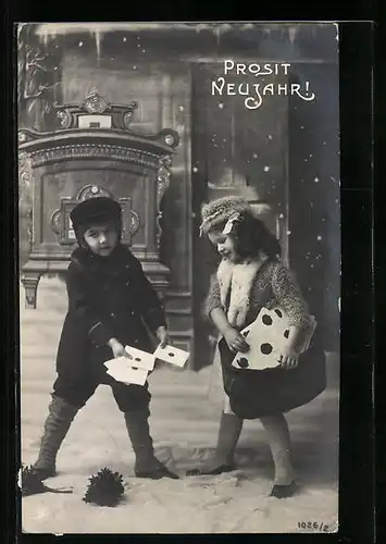 Künstler-AK Zwei Kinder spielen Briefträger, Neujahrsgruss
