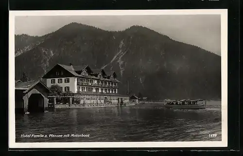 AK Breitenwang, Hotel Forelle a. Plansee mit Motorboot