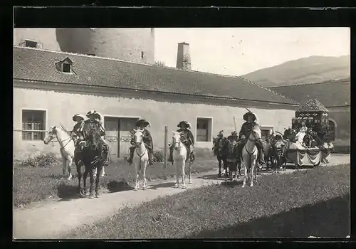 AK Hall, Strassenpartie mit Umzugswagen