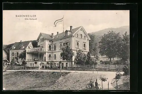 AK Badenweiler, Villa Ehrhardt mit Strasse und Blick auf Berge