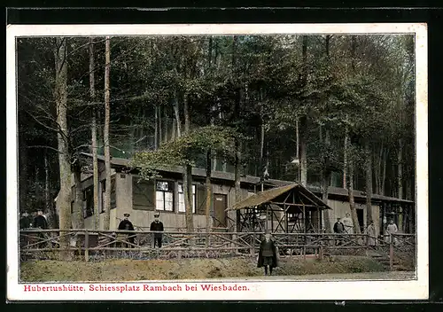 AK Wiesbaden, Schiessplatz Rambach, Hubertushütte mit Besuchern