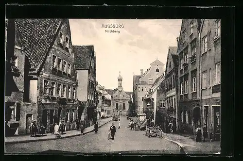 AK Augsburg, Partie in der Strasse Milchberg mit Passanten und Blick auf Kirche