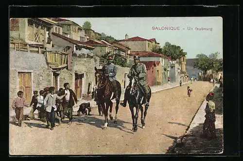 AK Saloniki, Strassenpartie mit Soldaten auf Pferden und Kindergruppe