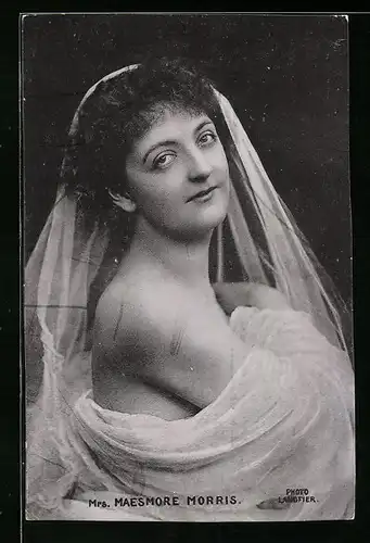 AK Schauspielerin Mrs. Maesmore Morris mit Tuch im Haar